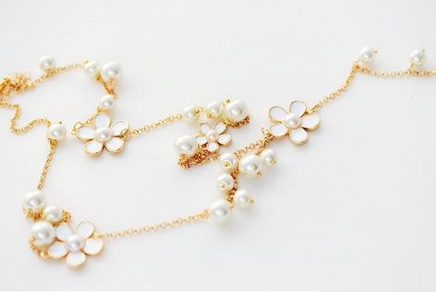 Flower Five Petal Pearl Sweater Chain Rimantojewelry