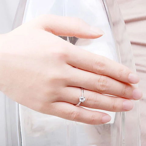 Women's White Copper Zircon Ring hand